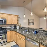 Cozy Anchorage Townhome Less Than Half Mile To Jewel Lake!