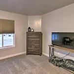 Cozy Anchorage Townhome Less Than Half Mile To Jewel Lake!