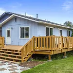 Updated Townhome Near Airport And Shopping!