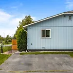 Updated Townhome Near Airport And Shopping!