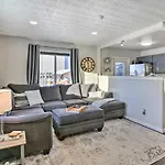 Updated Townhome Near Airport And Shopping!