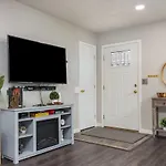 Updated Townhome Near Airport And Shopping!