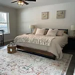 Alaska Lake + Lodge At Longmere