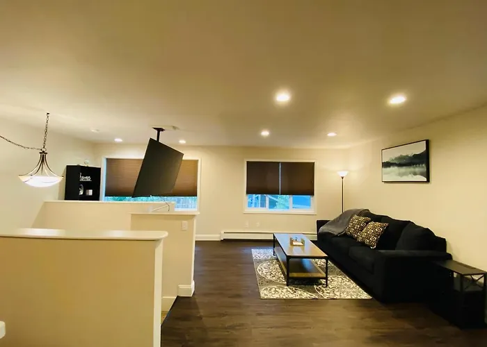 Beautiful 2 Bedroom 1 Bath Apartment With Private Garage