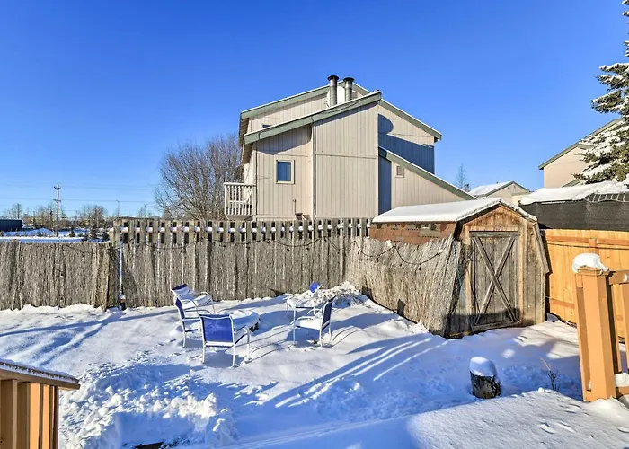 Updated Townhome Near Airport And Shopping!