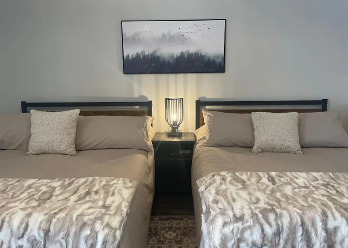 Alaska Lake + Lodge At Longmere
