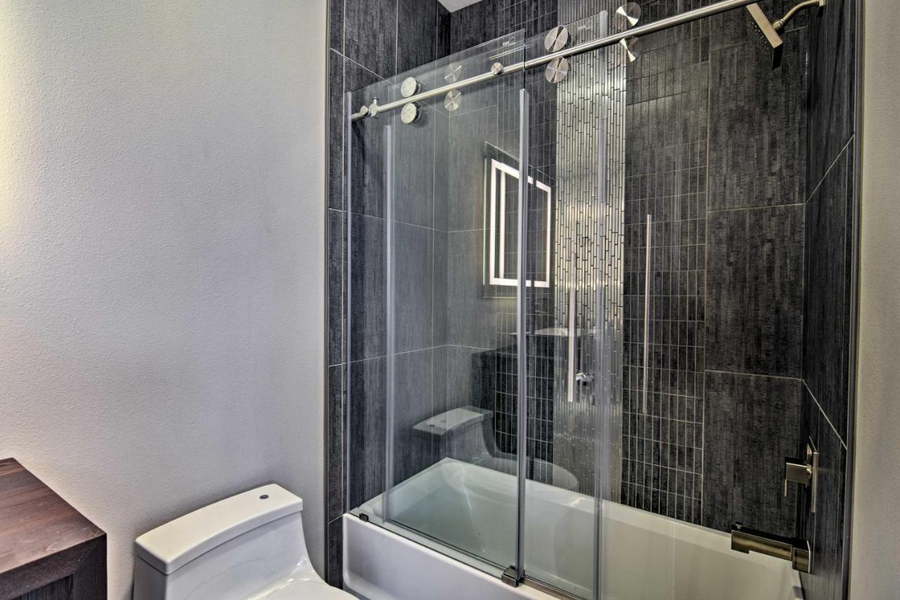 Modern Townhome - By Delaney Park Strip! Holiday home