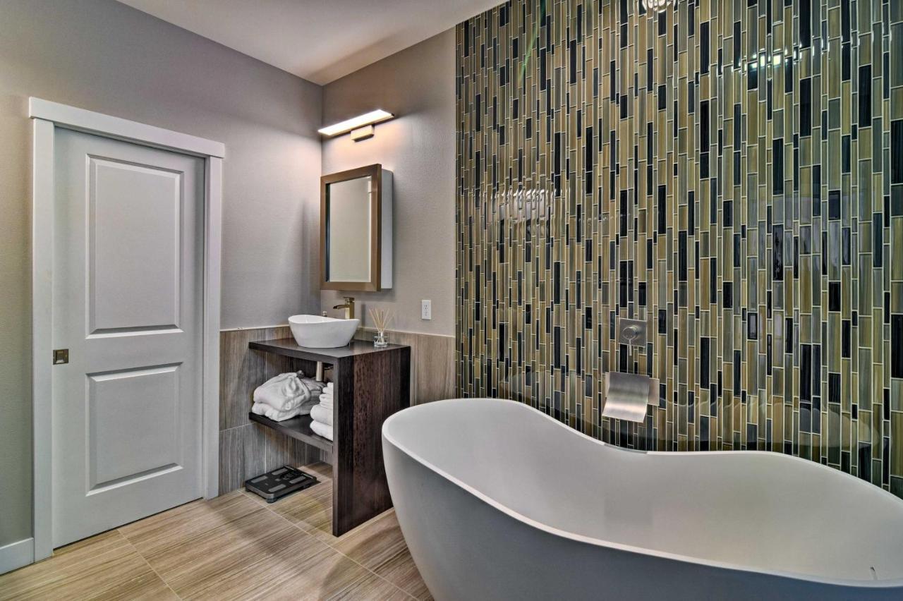 Modern Townhome - By Delaney Park Strip! Holiday home Anchorage