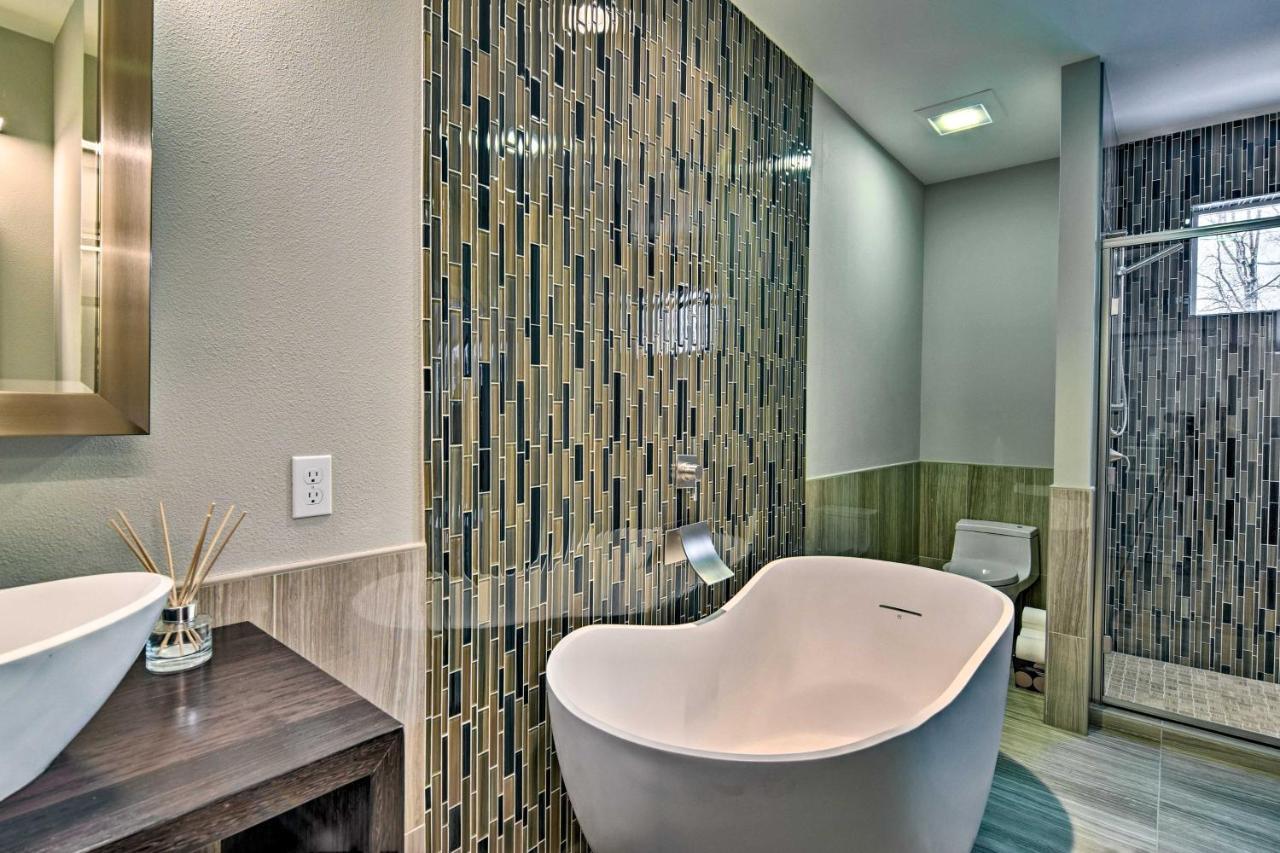 Modern Townhome - By Delaney Park Strip! Anchorage