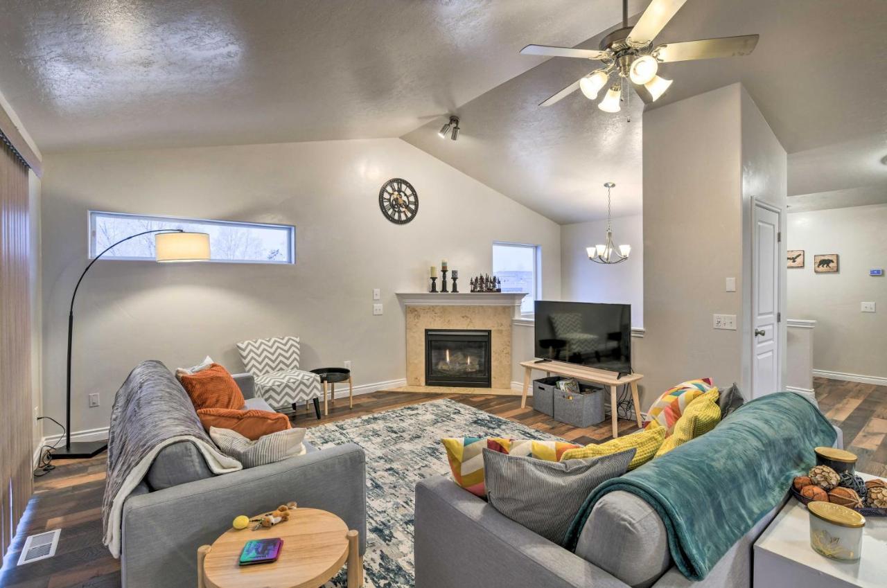 Cozy Townhome Less Than Half Mile To Jewel Lake! Anchorage