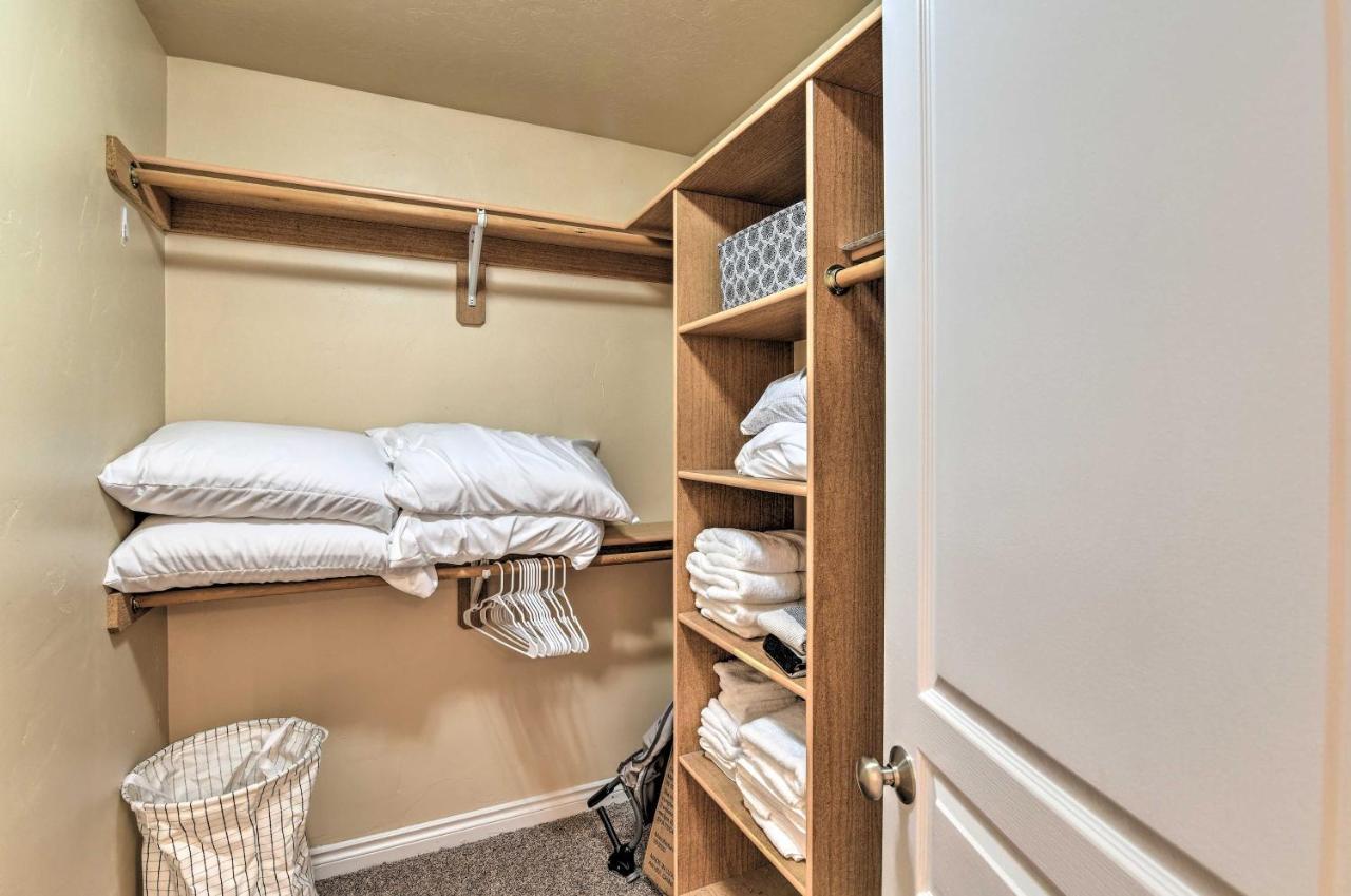 Cozy Townhome Less Than Half Mile To Jewel Lake! *