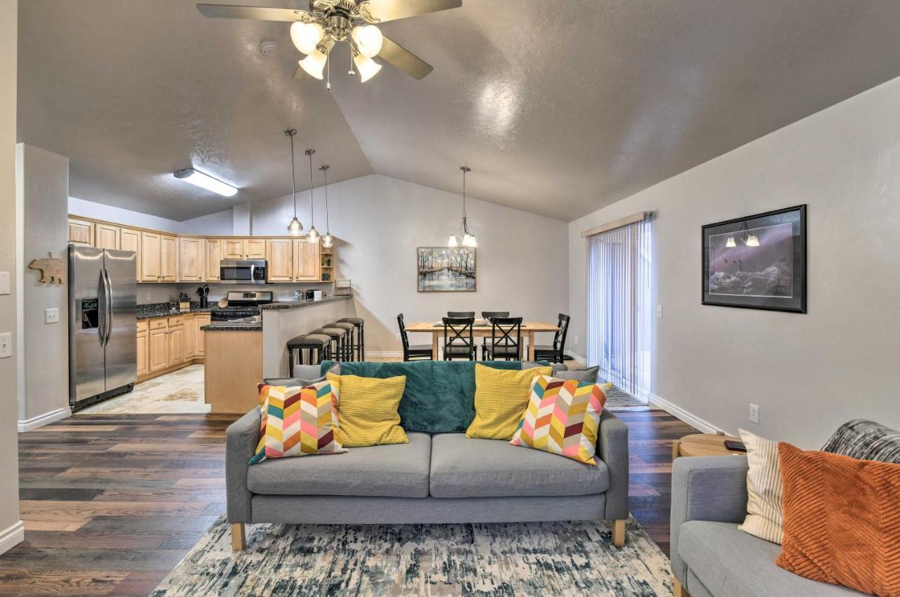 Casa de férias Cozy Townhome Less Than Half Mile To Jewel Lake!