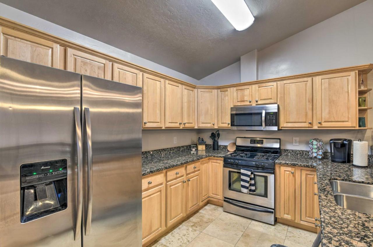 Cozy Townhome Less Than Half Mile To Jewel Lake!