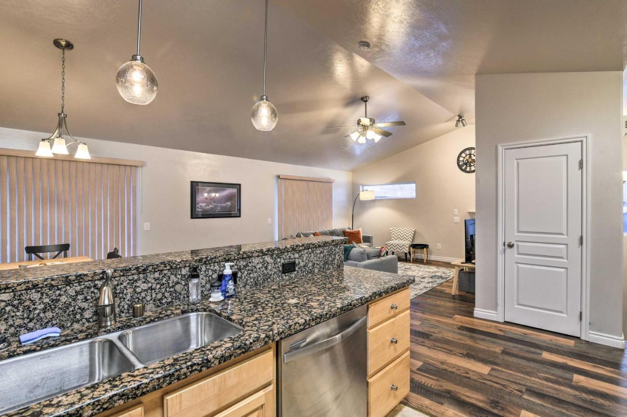 Casa de férias Cozy Townhome Less Than Half Mile To Jewel Lake!