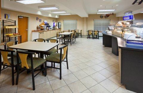Wyndham Garden Airport 3*