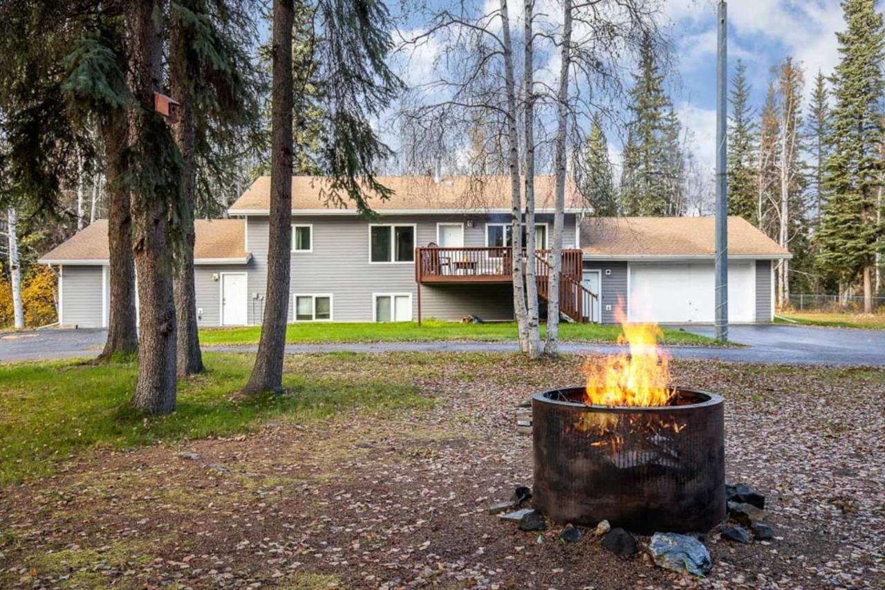 Holiday home Escape With Deck And Aurora Lights Views! North Pole