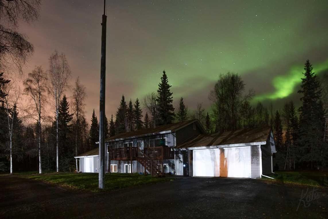 Escape With Deck And Aurora Lights Views!