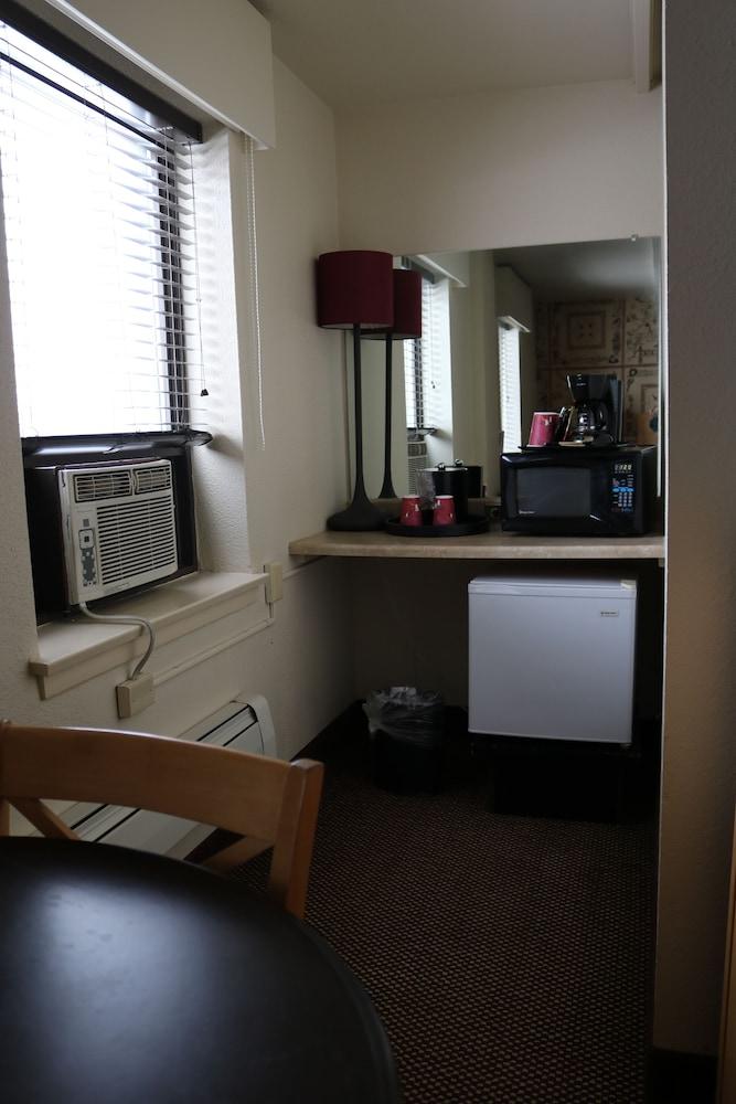 Inlet Tower & Hotel 3*
