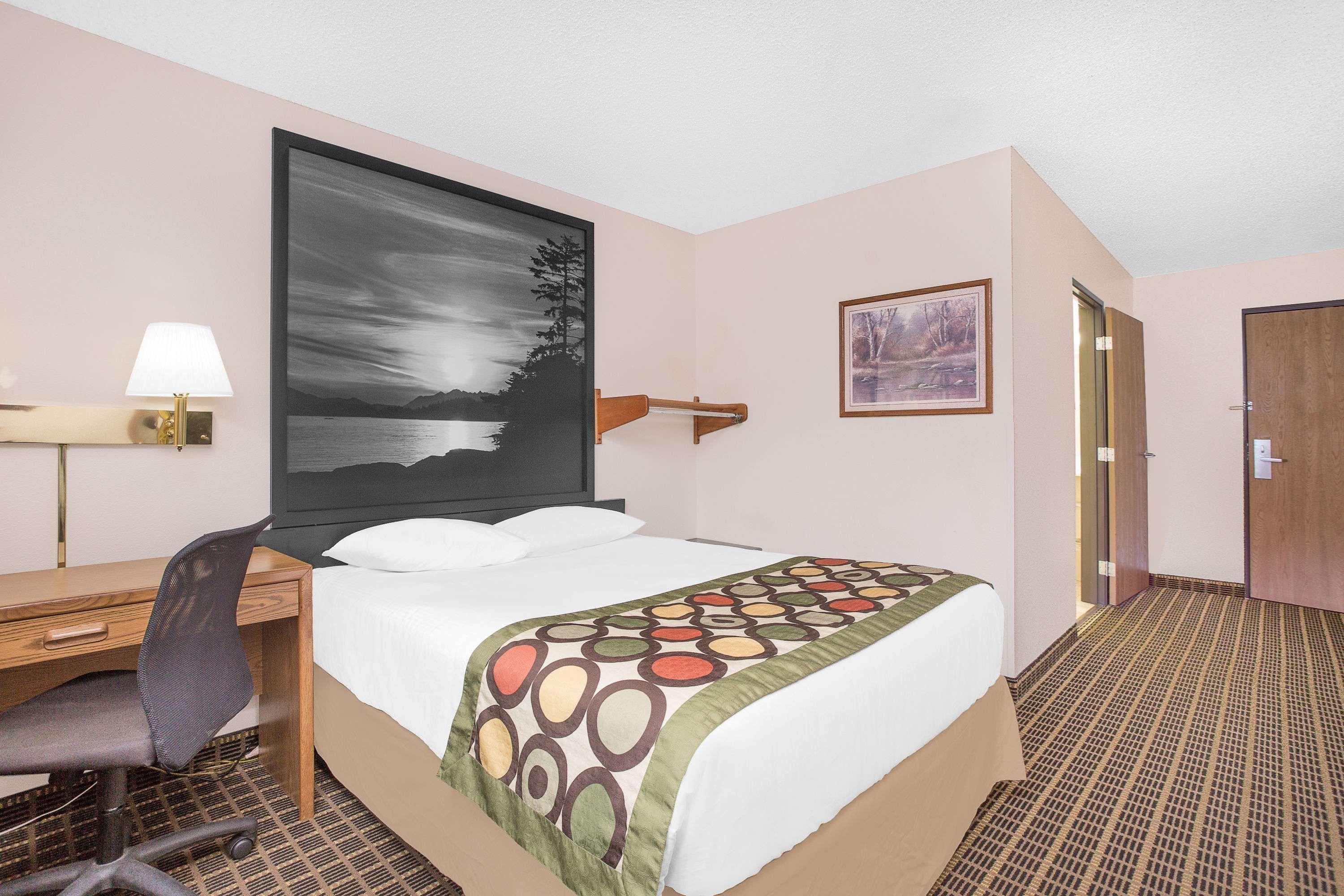 Super 8 By Wyndham Hotel 2*
