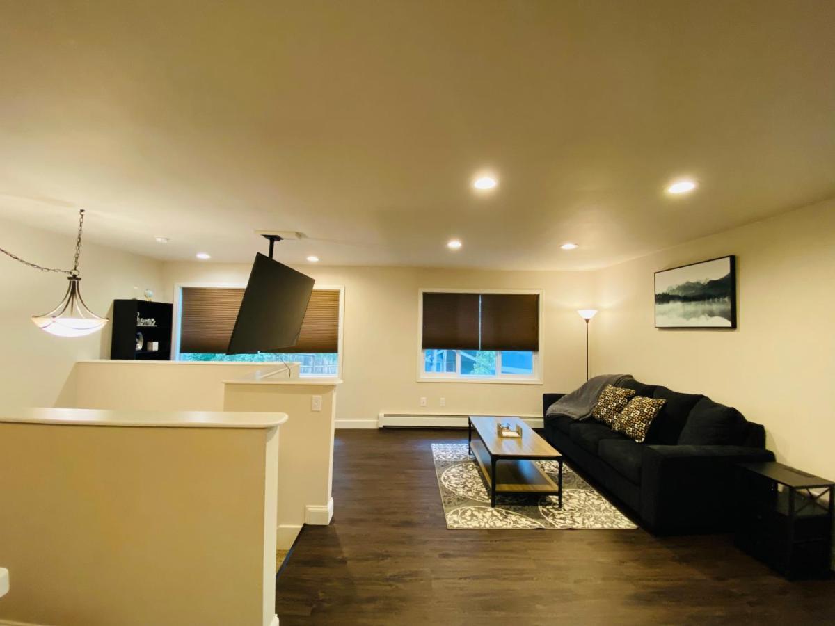 Beautiful 2 Bedroom 1 Bath With Private Garage *