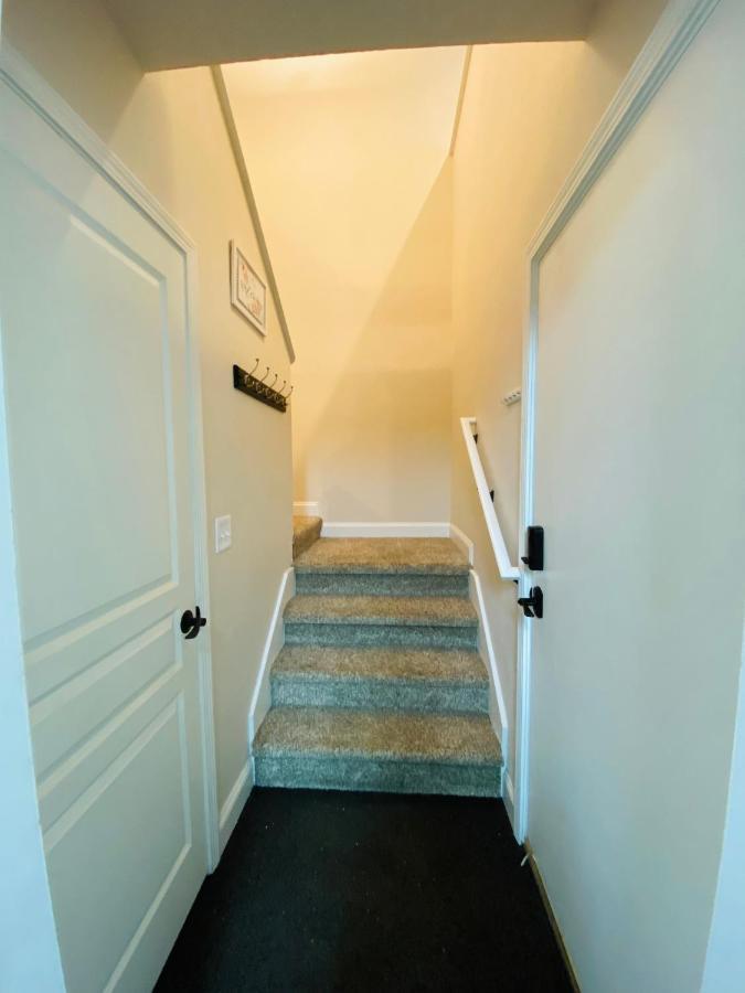 Beautiful 2 Bedroom 1 Bath With Private Garage