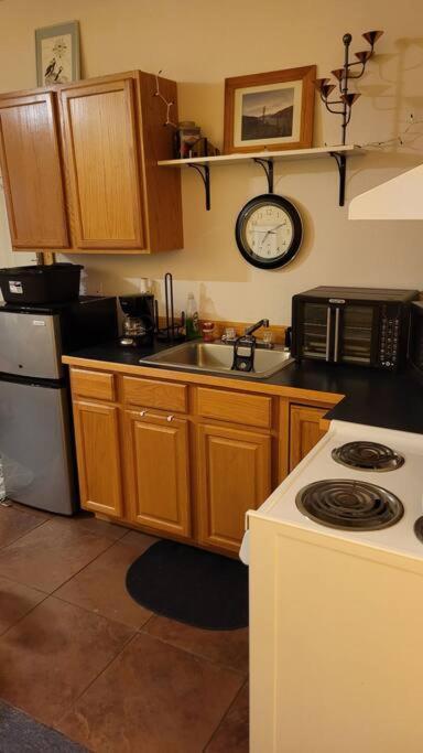 Cozy 1 Bedroom Apartment. *