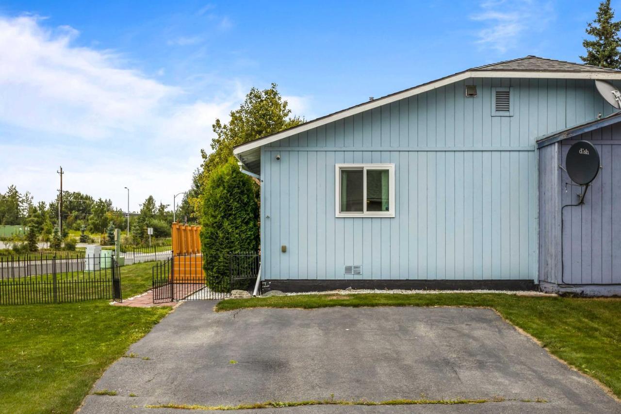 Holiday home Updated Townhome Near Airport And Shopping!