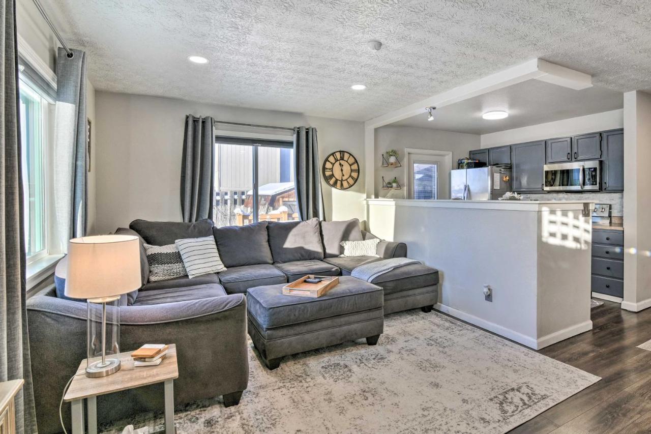 Holiday home Updated Townhome Near Airport And Shopping!