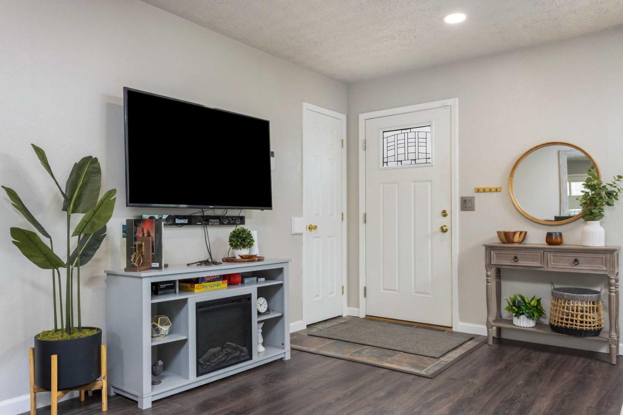 Updated Townhome Near Airport And Shopping!