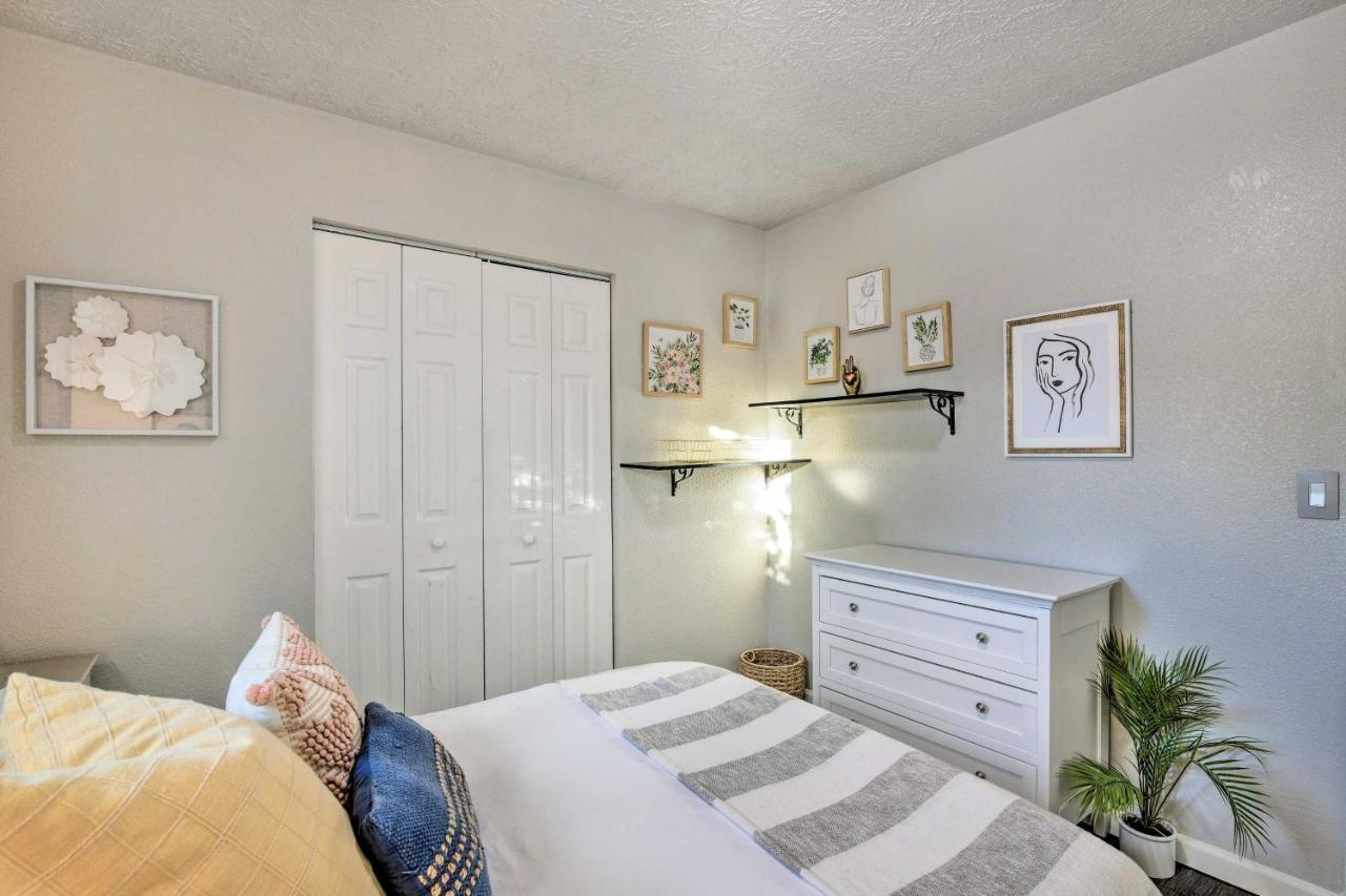 Updated Townhome Near Airport And Shopping!