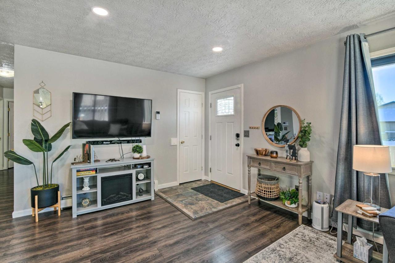 Holiday home Updated Townhome Near Airport And Shopping!