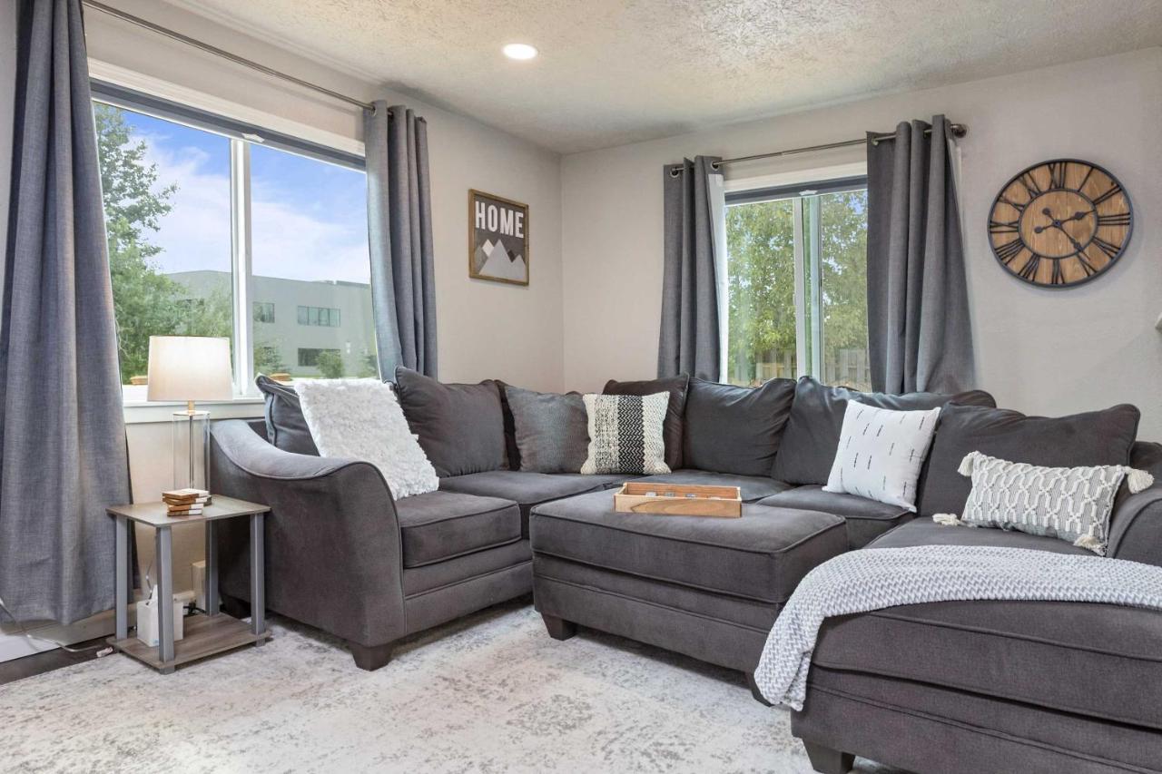 Updated Townhome Near Airport And Shopping! Anchorage