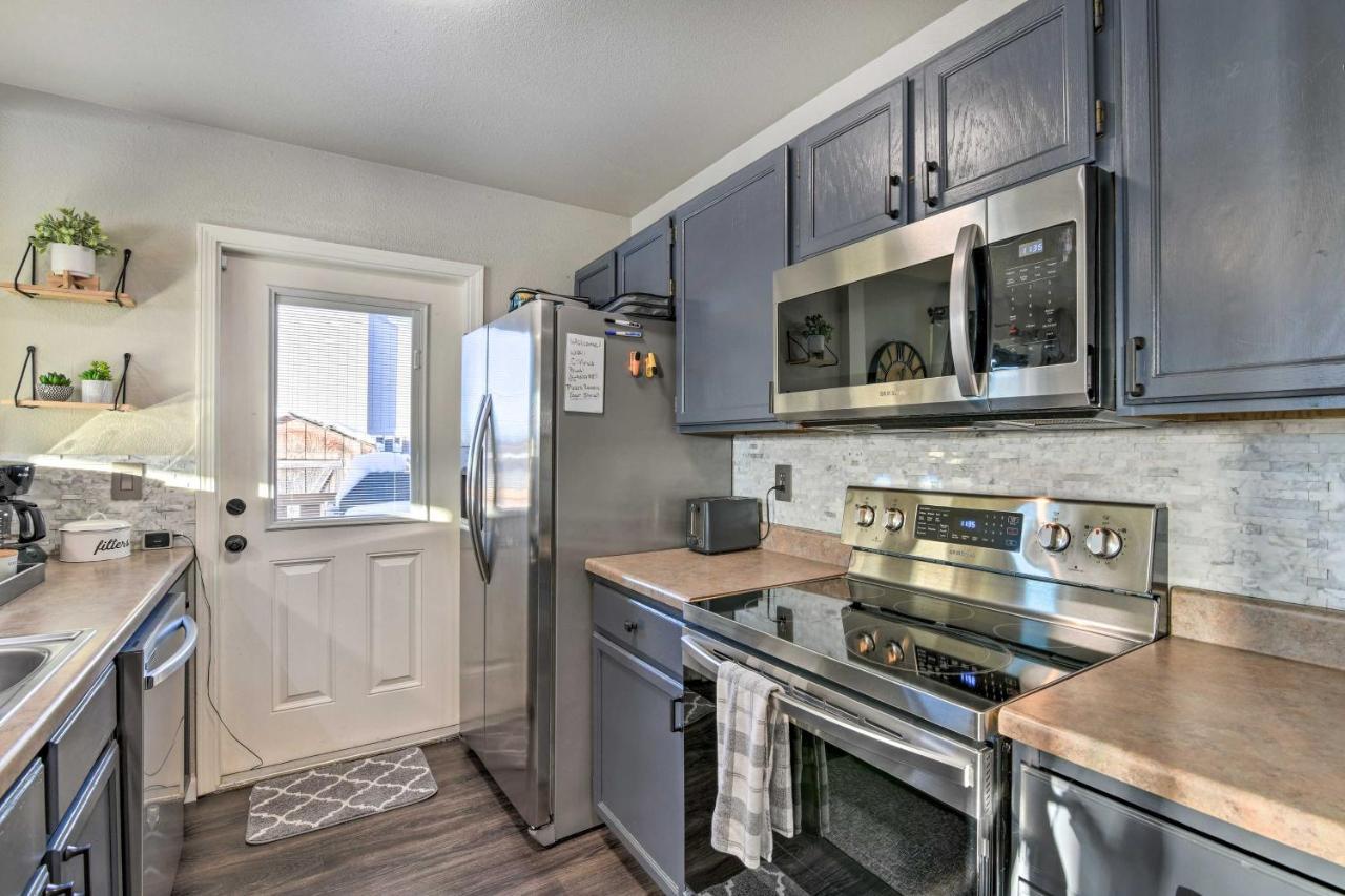 Updated Townhome Near Airport And Shopping!