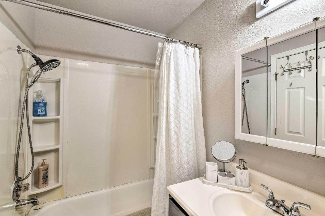 Updated Townhome Near Airport And Shopping! Anchorage