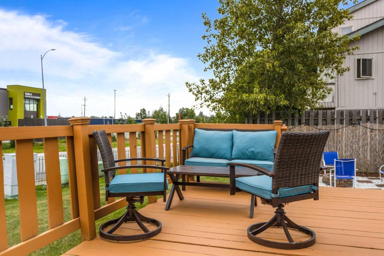 Updated Townhome Near Airport And Shopping! Holiday home *