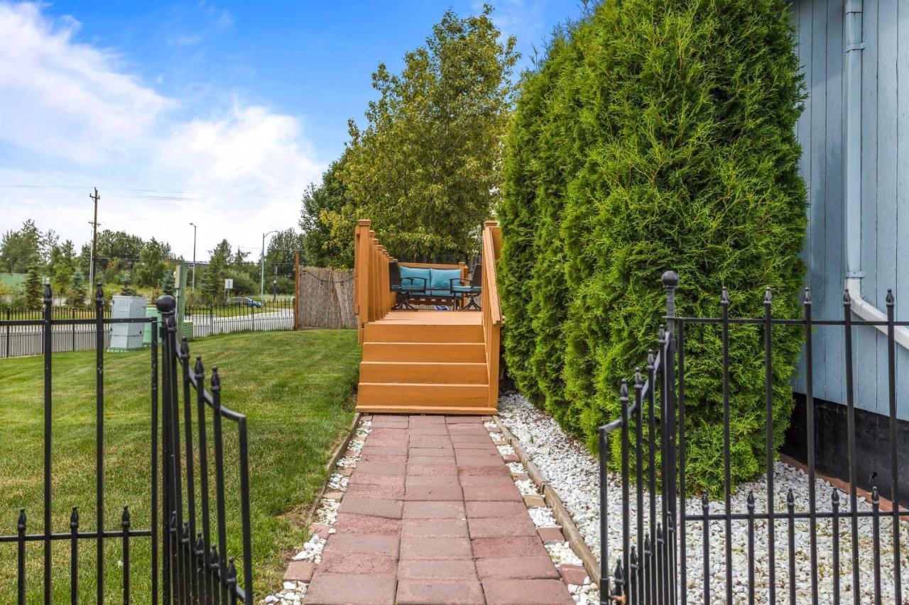 Updated Townhome Near Airport And Shopping! Holiday home