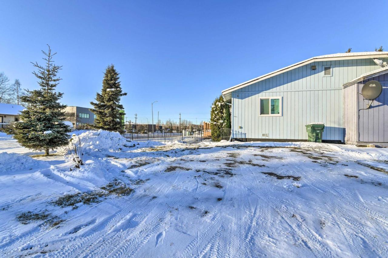 Updated Townhome Near Airport And Shopping!