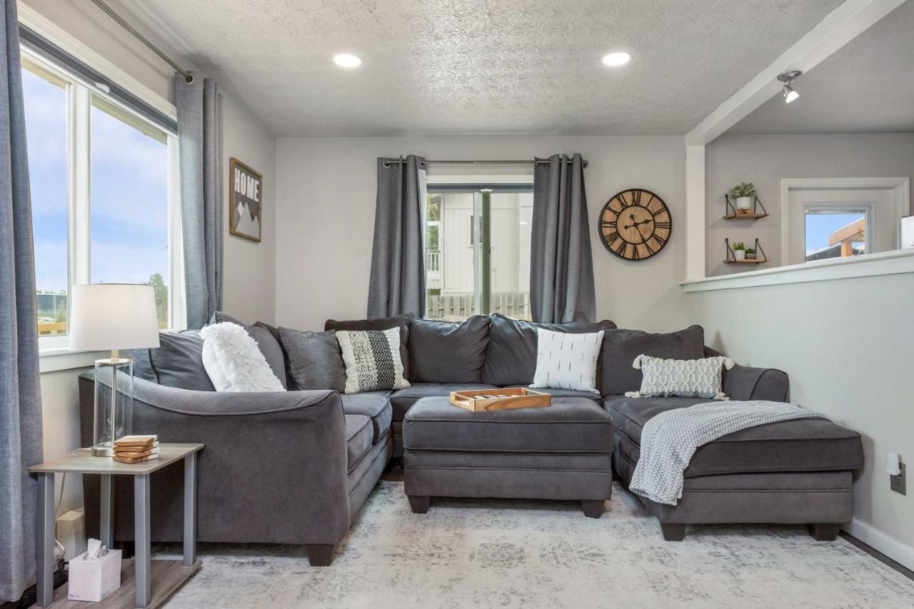 Updated Townhome Near Airport And Shopping! *