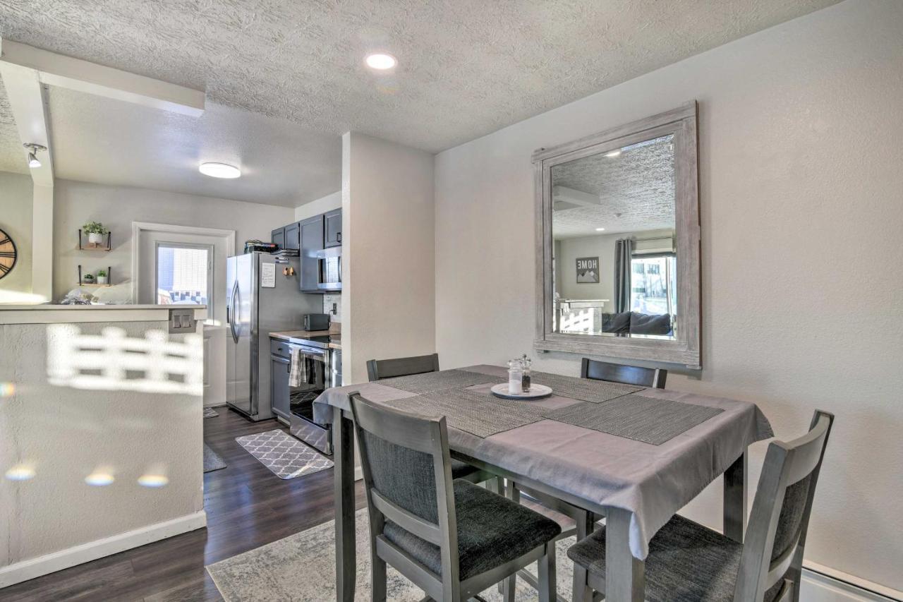 Updated Townhome Near Airport And Shopping! Holiday home