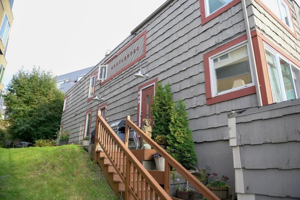 Modern Steps From The Ocean *