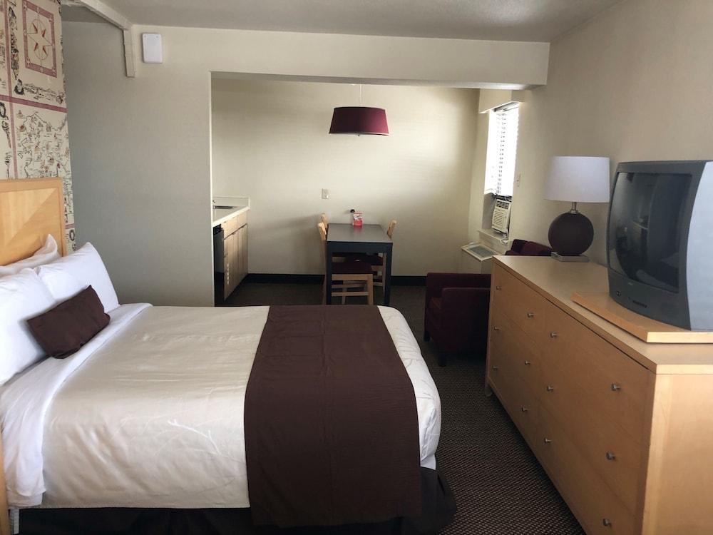 Inlet Tower & Hotel 3*