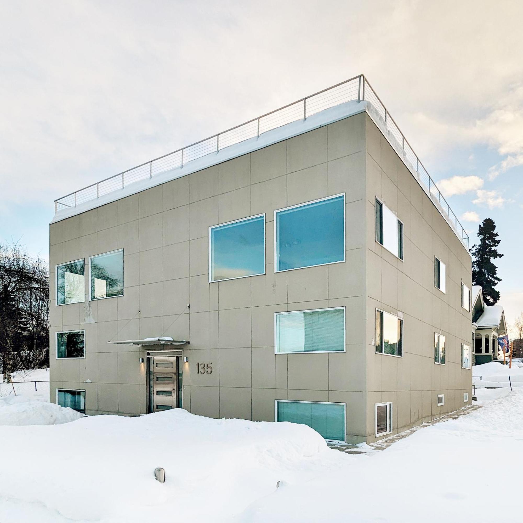 Inn Snob Hollow Downtown Anchorage