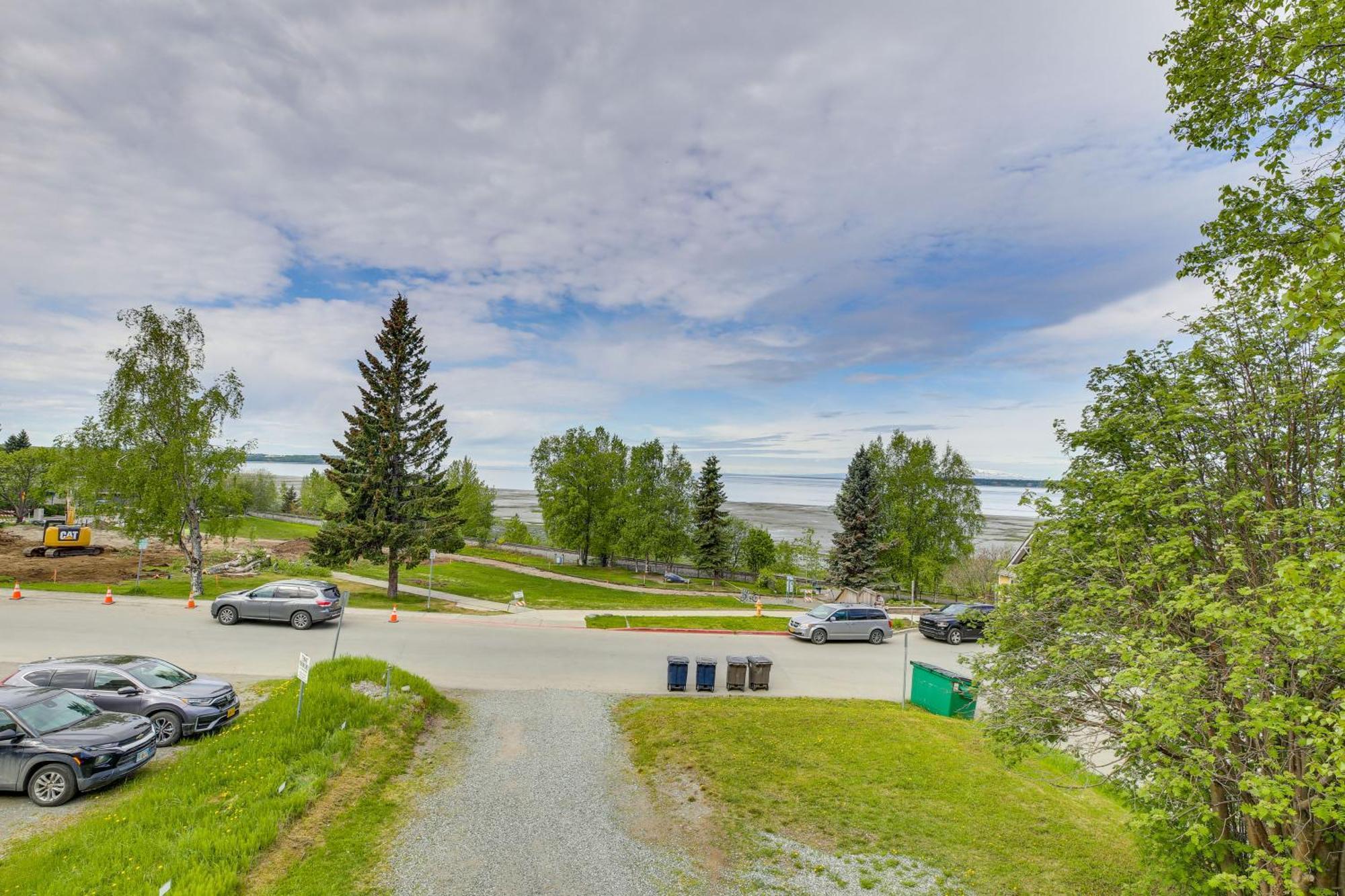Apartment Modern Getaway, Steps From Coastal Trail Anchorage