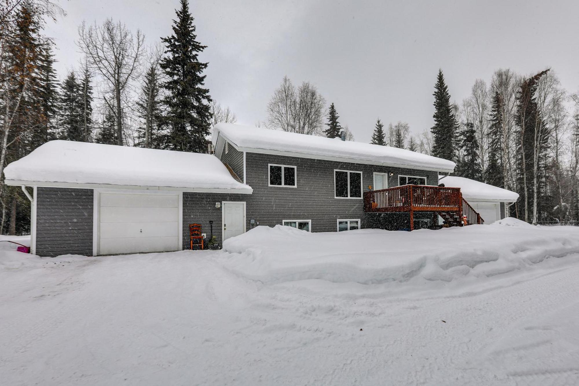 Escape With Deck And Aurora Lights Views! Holiday home