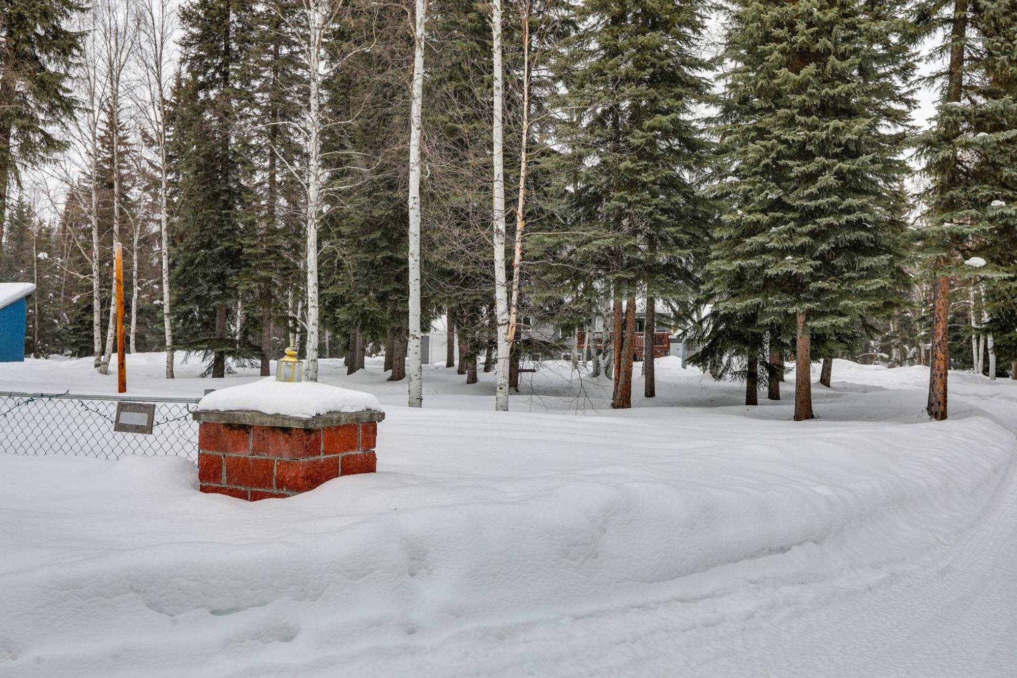 Holiday home Escape With Deck And Aurora Lights Views! North Pole