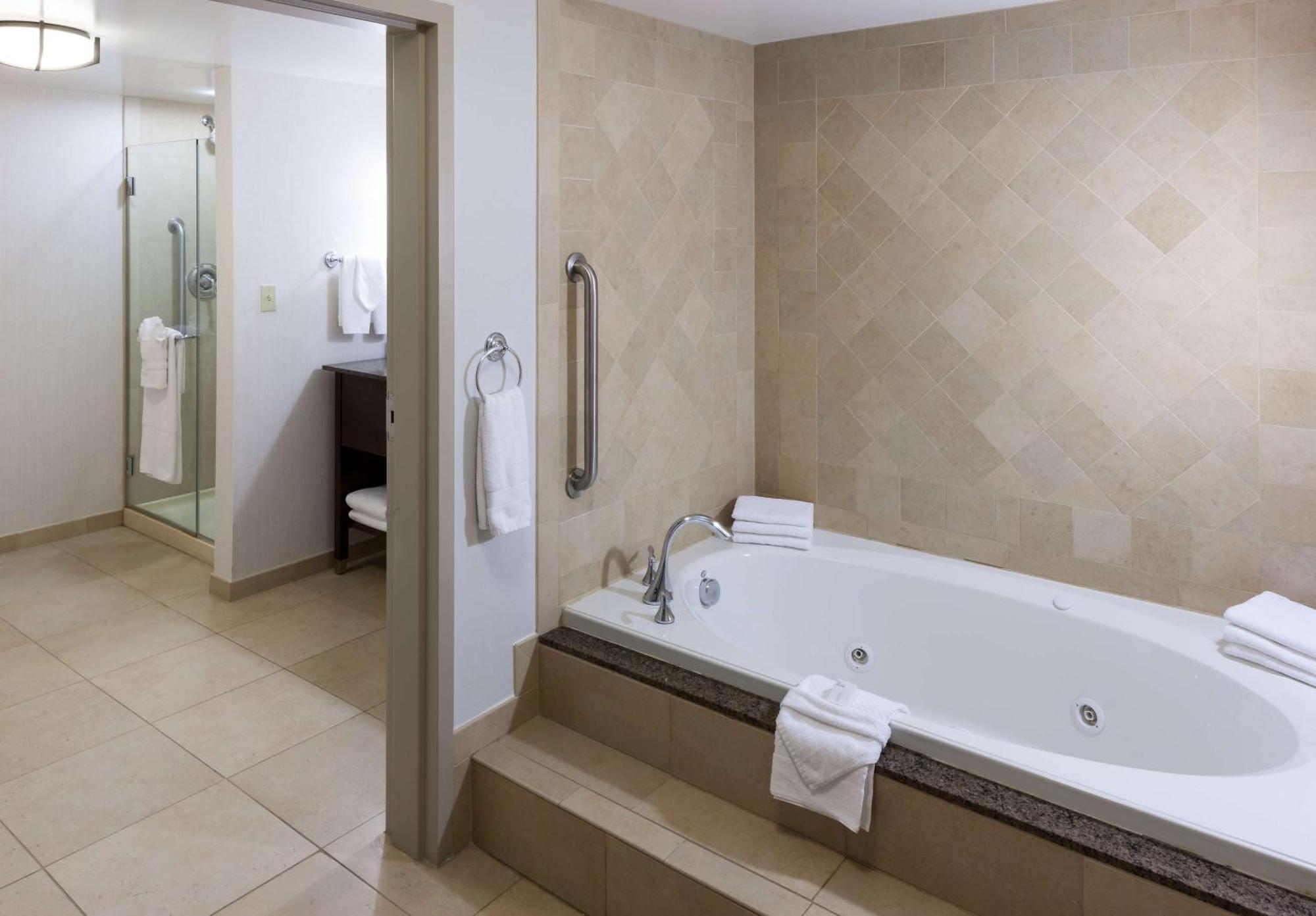 Embassy Hotel 4*