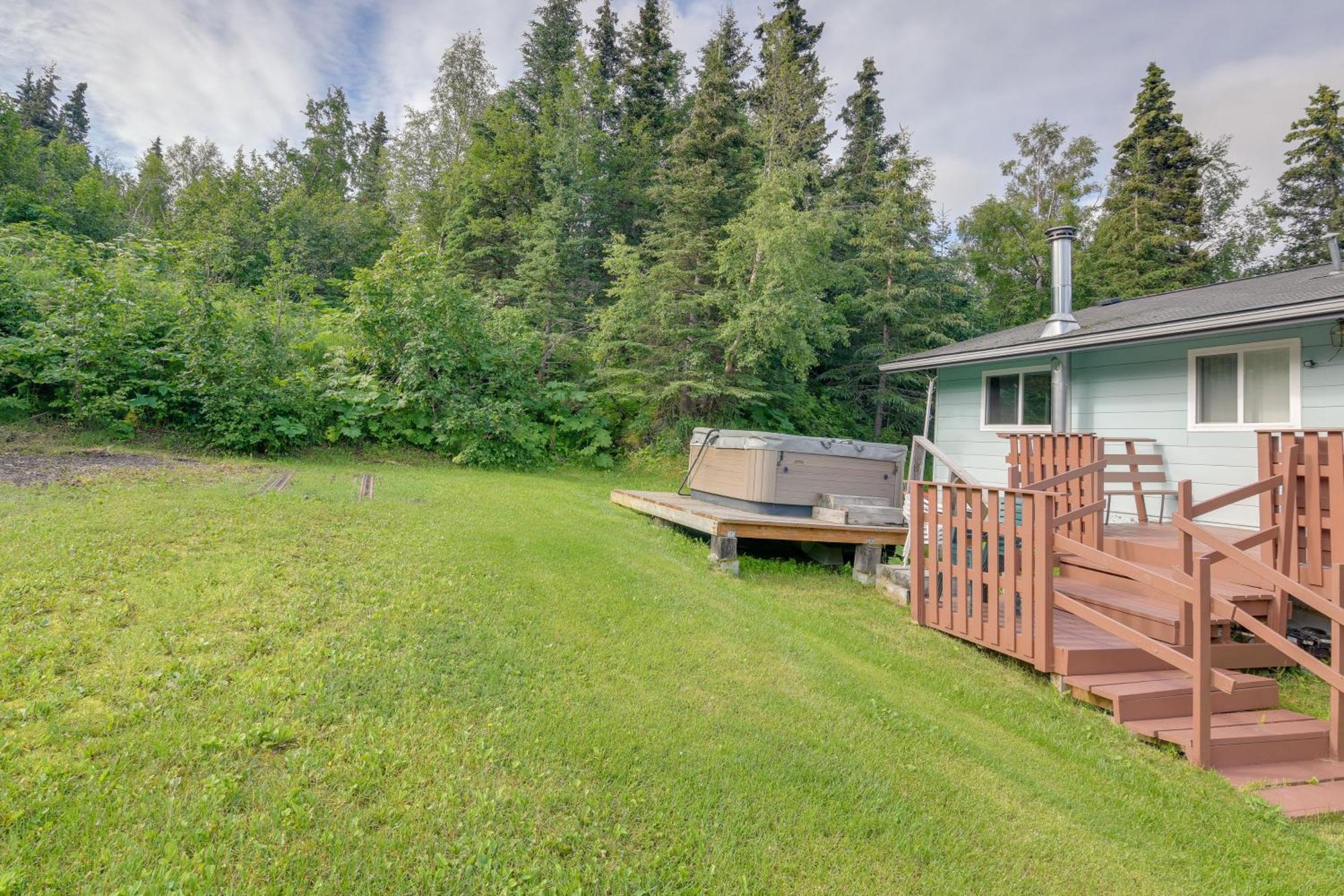 Cozy Vacation With Deck, Gas Grill Apartment *