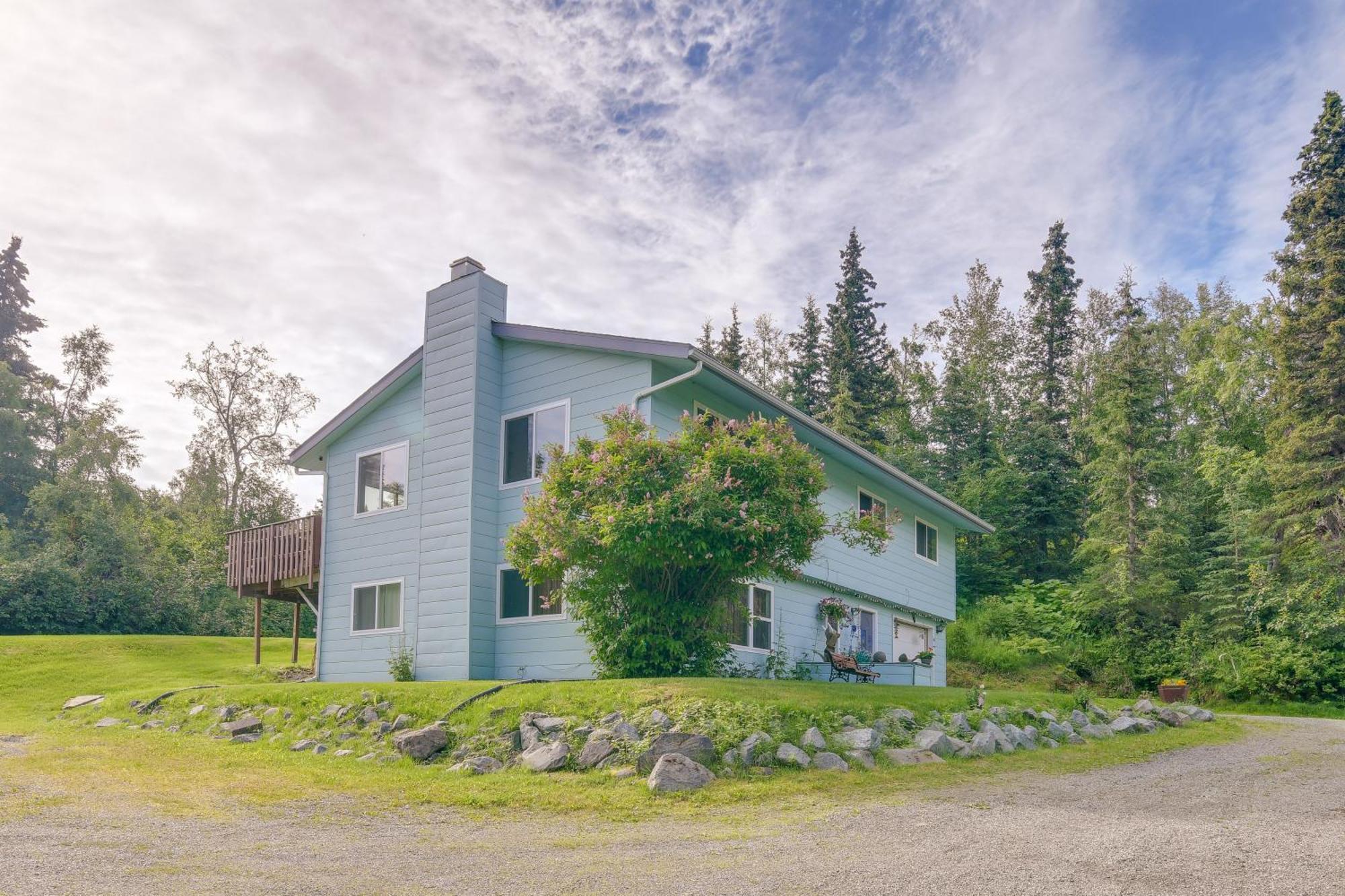 Cozy Vacation With Deck, Gas Grill Anchorage