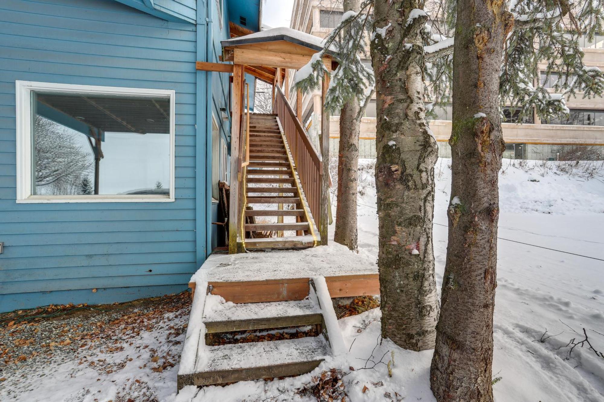 Waterfront Apt, Walk To Town And Coastal Trail! Apartment
