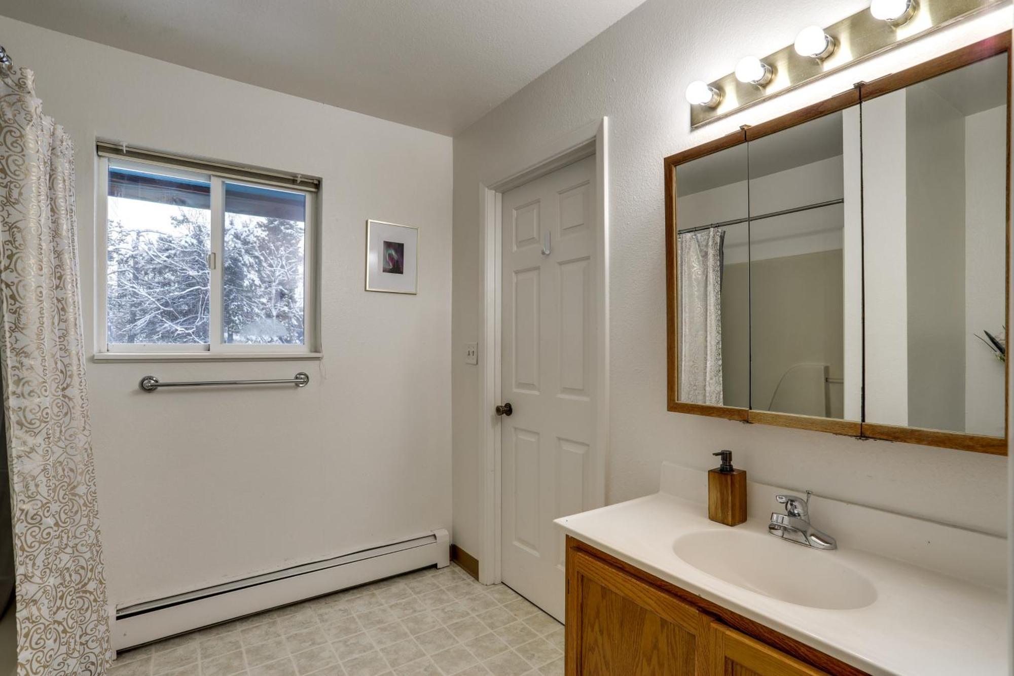 Waterfront Apt, Walk To Town And Coastal Trail! Apartment Anchorage